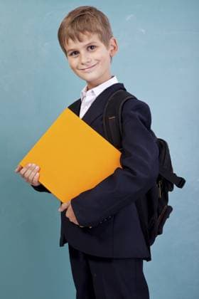 ? Ein netter Schuljunge hält ein orangefarbenes Buch gegen die Schultafel ?ute schoolboy is holding an orange book against school blackboard Copyright: imageBROKER SergiixFigurnyi ibliqx16565730.jpg ,model released, Symbolfoto ,property released