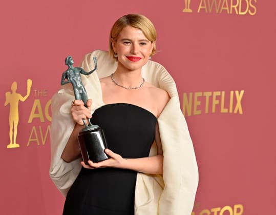 Entertainment Themen der Woche Jessie Buckley, winner of the Outstanding Performance by a Female Actor in a Leading Role award for Hamnet, appears backstage during the 32nd annual SAG Awards held at the Shrine Auditorium in Los Angeles on Sunday, March 1, 2026.  LAP20260301171 JIMxRUYMEN