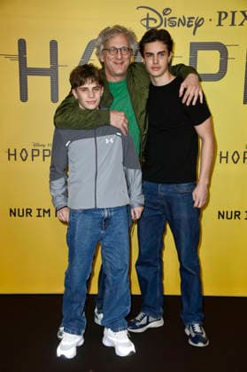 Kai Lentrodt mit Patenkindern Samuel Bochardt-Fernandez und Johann Bochardt-Fernandez beim Special Screening des Animationsfilms Hoppers im Zoo Palast. Berlin, 01.03.2.2026