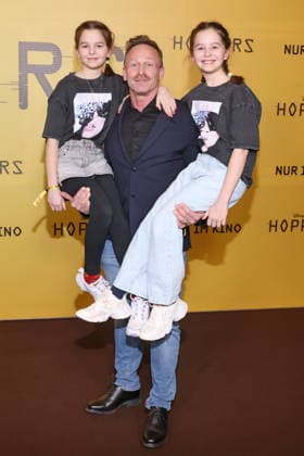 01.03.2026, Markus Ertelt mit Töchtern Mina und Elena zum exklusiven Special Screening des rasanten Animationsabenteuers Hoppers, Zoopalast, Berlin, Berlin Deutschland, Germany