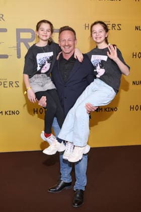 01.03.2026, Markus Ertelt mit Töchtern Mina und Elena zum exklusiven Special Screening des rasanten Animationsabenteuers Hoppers, Zoopalast, Berlin, Berlin Deutschland, Germany