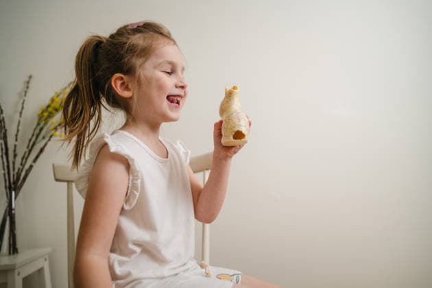 Little girl having fun with Easter sweet treat indoors Corby, England, United Kingdom CR_ATMT260228-1975893-01 ,model released, Symbolfoto