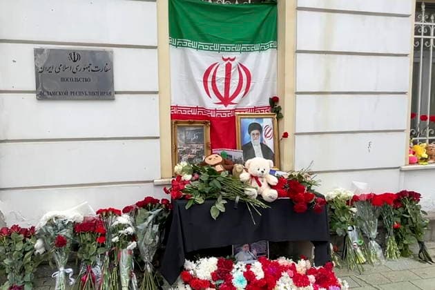 News Themen der Woche KW09 RUSSIA, MOSCOW - MARCH 2, 2026: Flowers are seen outside the Iranian Embassy. On February 28, the United States and Israel launched attacks against Iran. Iranian state media confirms the death of Supreme Leader Ali Khamenei Moscow Russia  - ZUMAt113 20260302_zaa_t113_020 Copyright: xYelizavetaxDomelovskayax
