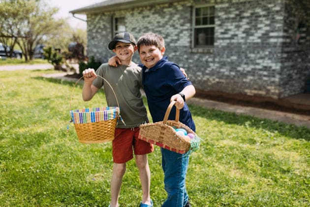 IMAGO Creative, Ostern, Bräuche, Eiersuche #2 Boys smiling with Easter baskets at family celebration Jackson, Missouri, United States CR_WEKW260301-1975841-01 ,model released, Symbolfoto
