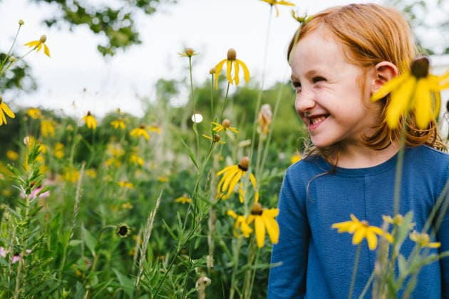 Smiling young red hair girl in field of wildflowers Libertyville, Illinois, United States CR_WVNP260226-1969309-01 ,model released, Symbolfoto