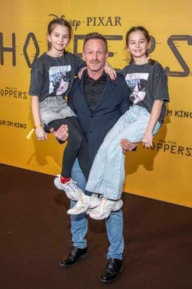 abb Nina, Markus Ertelt und Eli auf dem schwarzen Teppich beim Special Screening von Hoppers im Zoo Palast Berlin Sonntag 01.03.2026 in Berlin Berlin Deutschland