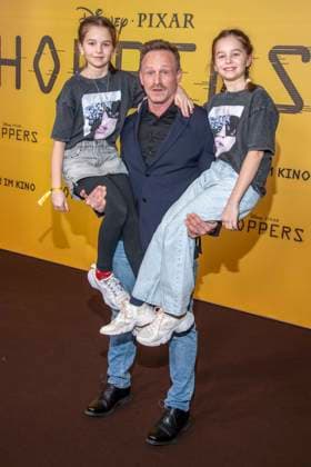 abb Nina, Markus Ertelt und Eli auf dem schwarzen Teppich beim Special Screening von Hoppers im Zoo Palast Berlin Sonntag 01.03.2026 in Berlin Berlin Deutschland