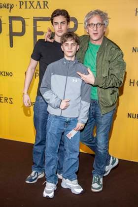 abb Johann Bochardt-Fernandez (Patenkind), Samuel Bochardt-Fernandez (Patenkind) und Kai Lentrodt auf dem schwarzen Teppich beim Special Screening von Hoppers im Zoo Palast Berlin Sonntag 01.03.2026 in Berlin Berlin Deutschland