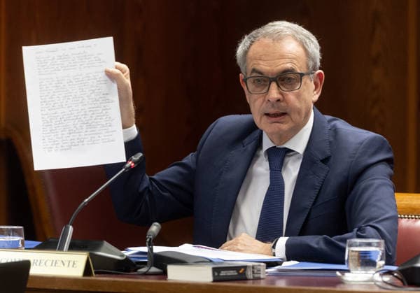 News Themen der Woche KW09 Zapatero appears before the Senate Commission on the Koldo case Former Prime Minister José Luis Rodríguez Zapatero holds a piece of paper with a message from Hugo El Pollo Carvajal during his appearance before the Commission of Inquiry on the Koldo case, in the Senate, on March 2, 2026, in Madrid Spain Zapatero has been summoned by the Popular Party to give explanations about the public financial rescue of the airline Plus Ultra, for this reason the PP has asked for his personal income tax declarations since the socialist was president, his declaration of assets and properties, both in Spain and abroad, and a copy of the communications with the Venezuelan authorities for the rescue of the Plus Ultra company 02 MARCH 2026 Madrid Madrid Spai  Copyright: xEduardoxParrax 7330773
