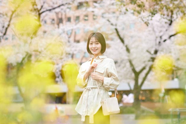 Smiling young woman in casual style enjoying springtime in the park AFLO310150946  310150946 ,model released, Symbolfoto