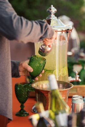 IMAGO Creative, Lifestyle, Feste im Garten #2 Person serving Fresh Lemonade in Green Glassware United States, Colorado, Denver R_FBJQ260218A-1964659-01