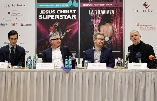 Pressekonferenz Domstufenfestspiel Jesus Christ Superstar 02.03.2026, Erfurt, Sparkassen-Finanzzentrum, Rotunde, Pressekonferenz zu den Domstufenfestspielen 2026 - Rock-Musical Jesus Christ Superstar von Andrew Lloyd Webber und Tim Rice im Bild: Clemens Fieguth (Musikalische Leitung), Frank Dehnke (Generalbevollmaechtigter der Helaba), Malte Wasem (Kuenstlerischer Direktor) und Peter Lund (Regie)