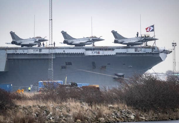 MALMÖ 2026-03-01 En besättningsman star pa ett Rafale M stridsflygplan flygdäck pa det franska hangarfartyget Charles De Gaulle (R91) när det lämnar kaj i Norra hamnen i Malmö pa mandagen. MALMÖ SVERIGE x50090x *** MALMÖ 2026 03 01 A crew member stares at a Rafale M fighter jet on the flight deck of the French aircraft carrier Charles De Gaulle R91 as it leaves the quay in the northern harbor of Malmö on Monday MALMÖ SWEDEN x50090x  Copyright: xJohanxNilssonx xTTx FRANSKA HANGARFARTYGET CDG MALMÖ BWk-Et7pw4k