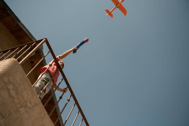 Toddler shooting airplane toy into blue sky San Miguel de Allende, Guanajuato, Mexico R_WDJM260218-1968646-01 ,model released, Symbolfoto