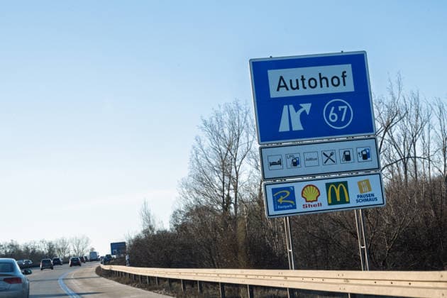 Autohof an einer Bundesautobahn Autobahn, Deutschland, 15.02.2026: Verkehrsschilder informieren über einen Rast- und Servicebereich an einer Bundesautobahn. Symbolbild für Verkehrsinfrastruktur und Rastanlagen in Deutschland.