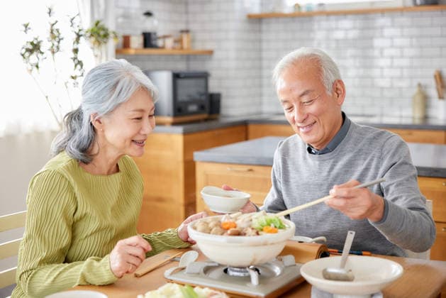 Senior couple enjoying hot pot at dining table AFLO305199362  305199362 ,model released, Symbolfoto