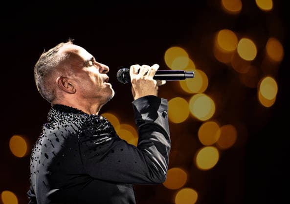 02.03.2026, xlakx, Entertainment, Eros Ramazzotti - Una Storia Importante - World Tour v.l.Eros Ramazzotti auf seiner World Tour Una Storia Importante in der Uber Arena Berlin. Berlin *** 02 03 2026, xlakx, Entertainment, Eros Ramazzotti Una Storia Importante World Tour v l Eros Ramazzotti on his World Tour Una Storia Importante at the Uber Arena Berlin Berlin Daniel Lakomski
