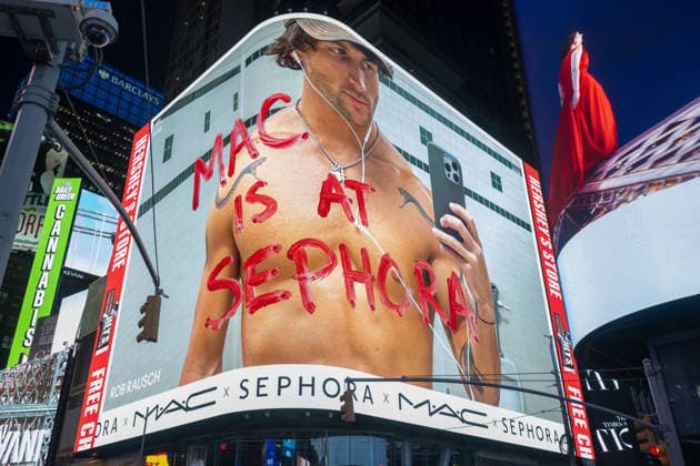Rob Rausch Surprise Appearance With MAC Cosmetics For Sephora Launch, New York, USA - 02 Mar 2026 Rob Rausch appears on billboard for MAC Cosmetics for Sephora launch at Sephora Times Square on March 02, 2026 in New York City. New York United States Copyright: xRonxAdarx xSOPAxImagesx _radar_traitors_20260302_00161