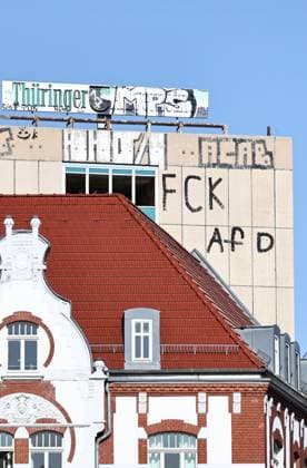 Erfurt 27.02.2026, Erfurt, das ehemalige Druckhaus Verlagshaus der Thueringer Allgmeine ist mit Schriftzuegen wie ACAB und FCK AfD beschmiert *** Erfurt 27 02 2026, Erfurt, the former printing house Verlagshaus der Thueringer Allgmeine is smeared with writings like ACAB and FCK AfD