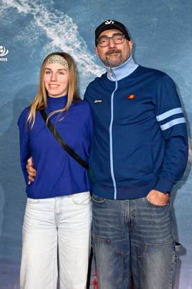 Tobi Baumann mit Begleitung bei der Weltpremiere des Dokumentarfilms On The Wave im Cinedom. Köln, 02.03.2026