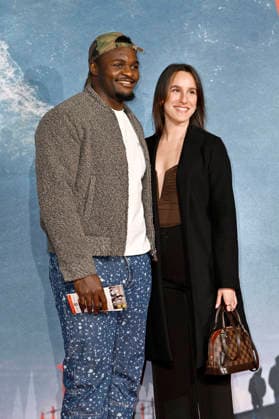 Nelvie Tiafack mit Begleitung bei der Weltpremiere des Dokumentarfilms On The Wave im Cinedom. Köln, 02.03.2026