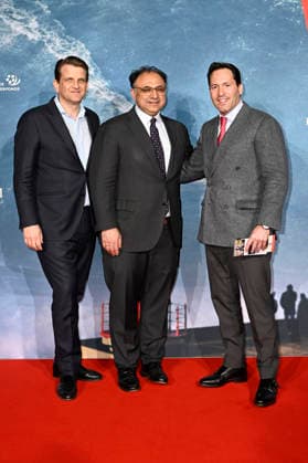Leopold Hoesch, Walid Nackschbandi und Pelayo Cortina Koplowitz bei der Weltpremiere des Dokumentarfilms On The Wave im Cinedom. Köln, 02.03.2026