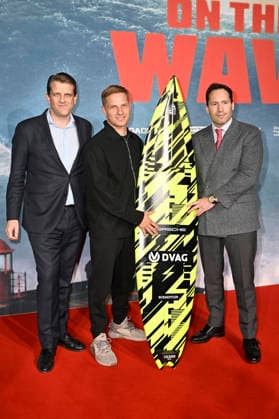 Leopold Hoesch, Sebastian Steudtner und Pelayo Cortina Koplowitz bei der Weltpremiere des Dokumentarfilms On The Wave im Cinedom. Köln, 02.03.2026