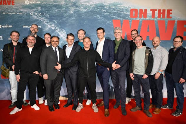 Sebastian Steudtner mit Team bei der Weltpremiere des Dokumentarfilms On The Wave im Cinedom. Köln, 02.03.2026