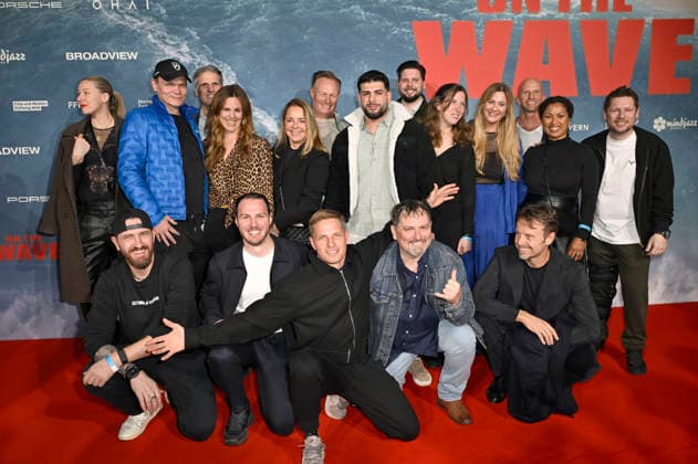 Sebastian Steudtner mit Team bei der Weltpremiere des Dokumentarfilms On The Wave im Cinedom. Köln, 02.03.2026
