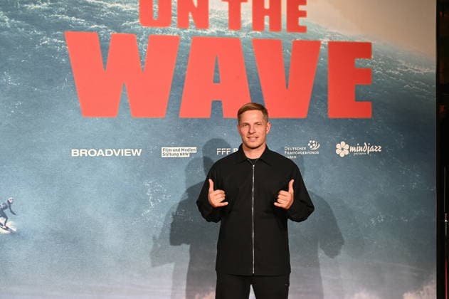 Surfer Sebastian Steudtner kommt zur Premiere des Films On the Wave in den Kölner Cinedom