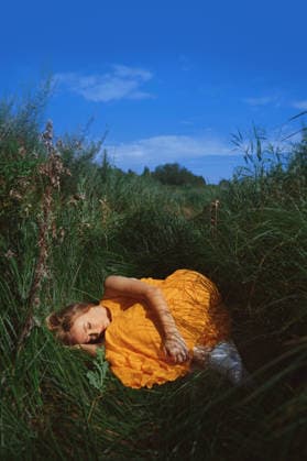 Carefree and serene blond woman relaxing in a grass Los Angeles, California, United States CR_ARZH250620B-1768892-01 ,model released, Symbolfoto