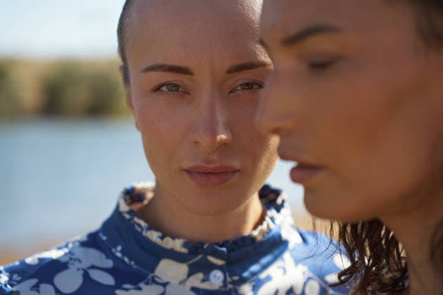 Portrait of two serious women next to the pond Los Angeles, California, United States CR_ARZH250715-1785514-01 ,model released, Symbolfoto