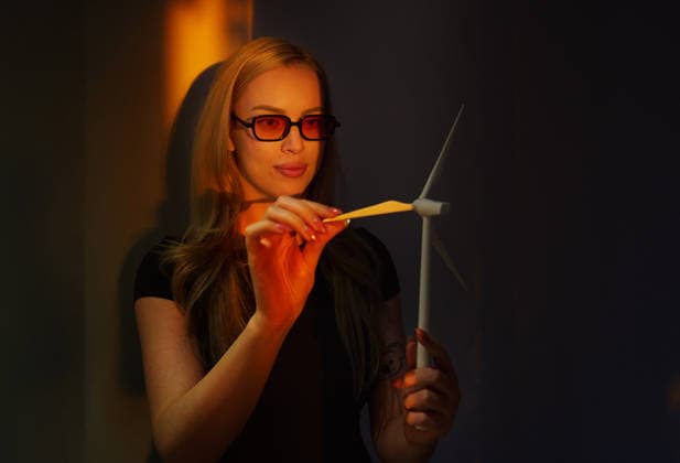 Blond woman at the office holds wind turbine model Los Angeles, California, United States CR_ARZH251117B-1893298-01 ,model released, Symbolfoto