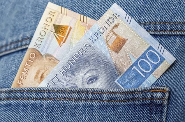 Schwedische Kronen Banknoten, die aus der Blue Jeanstasche herausragen Swedish kronor banknotes sticking out of the blue jeans pocket Copyright: imageBROKER AlexanderxBlinov ibxiqx16522722.jpg