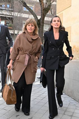 The head of Queen Letizias Secretariat, Marta Carazo, and Queen Letizia, arrive at the funeral chapel for Fernando Ónega at the Casa de Galicia in Madrid on March 4, 2026, in Madrid Spain Journalist Fernando Ónega has died at the age of 78 JOURNALIST SONSÓLES ÓNEGA DEATH WURNING CHAPEL José Madrid Madrid Madrid Spain  Copyright: xJosÃ xOlivax 7336357