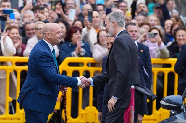 Felipe VI visits the Town Hall of Dos Hermanas Seville King Felipe VI greets the mayor of Dos Hermanas Seville, Paco Rodriguez, on his arrival at the Town Hall of the town On March 4, 2026 in Dos Hermanas, Seville Andalusia, Spain King Felipe VI goes this Wednesday, March 4, 2026 to the Town Hall of Dos Hermanas, where he will be received by the mayor of the town, Paco Rodriguez, will greet the municipal corporation and sign in the Book of Honor of the city The Consistory calls it an honor and highlights the historical link with the Royal House his parents visited in 1987 04 MARCH 2026 Francisco J Dos Hermanas, Sevilla Andalucia Dos Hermanas, Sevilla Andalucia Espana Copyright: xFranciscoxJ.xOlmox 7336381