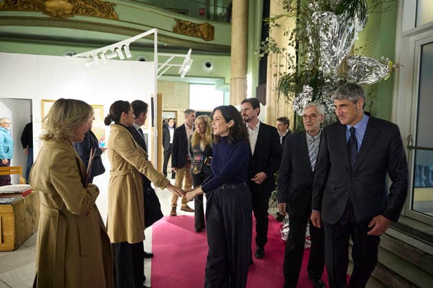 Ayuso inaugurates the IX Salón de Arte Moderno The president of the Community of Madrid, Isabel Díaz Ayuso c , accompanied by gallery owner Jorge Alcolea d , participates in the inauguration of the IX Salón de Arte Moderno SAM 2026 , at the Salón de Baile del Círculo de Bellas Artes, on March 4, 2026, in Madrid Spain The show, The exhibition, which can be visited from March 8, has established itself as the second most visited fair of Madrid Art Week, after ARCO, with more than 11,000 visitors in its last edition. Its uniqueness lies in the format inspired by the old Parisian salons close, informative and educational, where dealers and experts share with the public the context and relevance of each piece 04 MARCH 2026 Jesús Hellí Madrid Mad Copyright: xJesusxHellinx 7337427