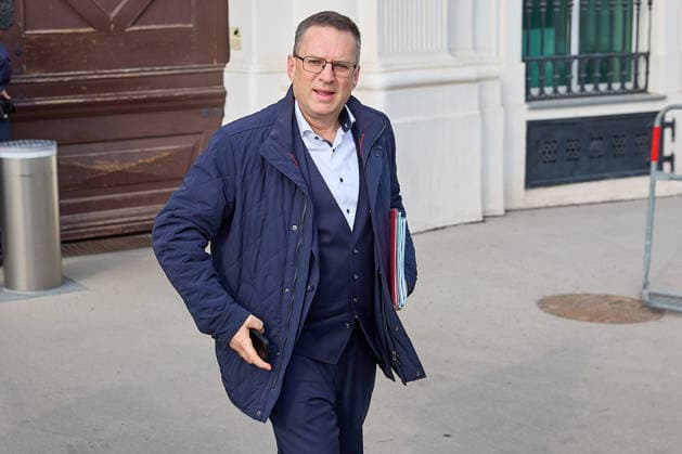 - Wien 04.03.2026 - Regierung zu Krieg im Nahen Osten - Aufgrund der aktuellen Lage im Nahen Osten hat die österreichische Regierungsspitze heute das 4. Bundes-Krisensicherheitskabinett einberufen. Dieses Gremium tagte im Rahmen des Ministerrats im Lageraum des Bundeskanzleramts. Anschliessend nahm die Bundesregierung Stellung zu den aktuellen Entwicklungen im Krieg zwischen Israel, den USA und dem Iran im Nahen Osten. PHOTO: August Wöginger (ÖVP) nach der Sitzung des Nationalen Sicherheitsrates im bundeskanzleramt. Vienna (AUSTRIA) Government on the War in the Middle East – Due to the current situation in the Middle East, the austrian government leadership convened the 4th Federal Crisis Security Cabinet today. This body met durin 