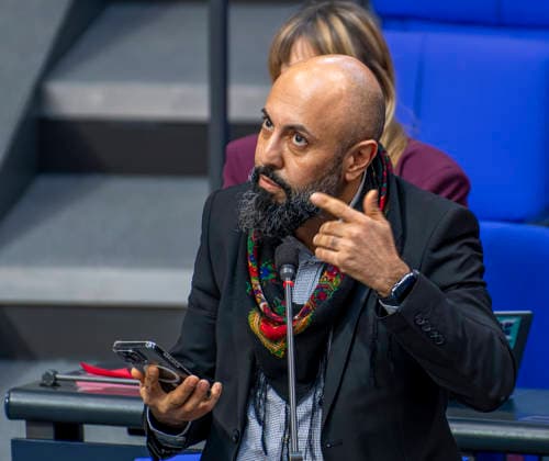 Ferat Kocak - Befragung im Bundestag EUR, Deutschland, Berlin: 04.03.2026: Ferat Kocak, Wirtschaftswissenschaftler von der Partei Die Linke . 61.Sitzung des Bundestags. Befragung der Bundesregierung - Fragen an Karin Prien (CDU), Bundesministerin für Bildung, Familie, Senioren, Frauen und Jugend