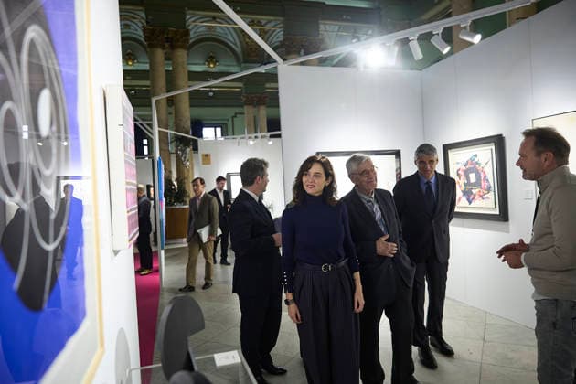 Ayuso inaugurates the IX Salón de Arte Moderno The president of the Community of Madrid, Isabel Díaz Ayuso c , participates in the inauguration of the IX Salón de Arte Moderno SAM 2026 , in the Salón de Baile del Círculo de Bellas Artes, on March 4, 2026, in Madrid Spain The exhibition, which can be visited from March 8, has established itself as the second most visited fair of the Madrid Art Week, Its uniqueness lies in its format, inspired by the old Parisian salons, which is close, informative and didactic, where dealers and experts share with the public the context and relevance of each piece 04 MARCH 2026 Jesús Hellí Madrid Madrid Espana Copyright: xJesusxHellinx 7337458