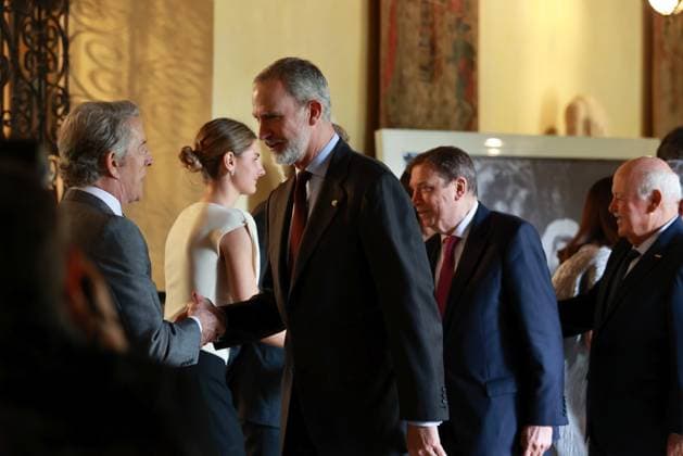 King Felipe VI visits the exhibition Cayetana Grande de Espana in Seville King Felipe VI greets 2d on his arrival at the opening ceremony in the Sevillian capital of the exhibition Cayetana Grande de Espana , which commemorates the centenary of the birth of Cayetana de Alba On March 4, 2026 in Seville Andalusia, Spain Felipe VI inaugurates the exhibition Cayetana Grande de Espana at the Palacio de Las Duenas The exhibition curated by Eugenia Martínez de Irujo and Cristina Carrillo de Albornoz has been promoted by the Casa de Alba Foundation on the occasion of the centenary of the birth of the XVIII Duchess of Alba, Cayetana Fitz James Stuart After three years of research, the exhibition contains a selection of almost 200 pieces including w  Copyright: xRocioxRuzx 7338074