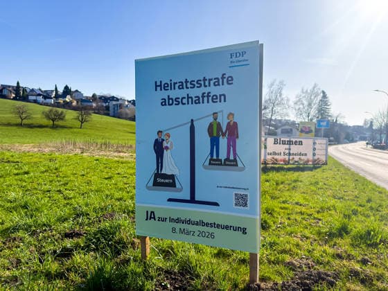 Wil (SG), Schweiz, Europa, Abstimmungsplakat der FDP Die Liberalen zur Volksabstimmung über die Individualbesteuerung am 8. März 2026, Slogan Heiratsstrafe abschaffen, politischer Wahlkampf, Steuerpolitik, Steuerreform, Ehepaarbesteuerung, Individualbesteuerung, Schweizer Politik, direkte Demokratie, Abstimmungskampf, Kampagnenplakat, Strassenrand, ländliche Landschaft, Frühling, politische Werbung, Wahlplakat, FDP Schweiz, Volksabstimmung Schweiz, Steuerdebatte, Politik Schweiz Rossrüti Kanton St. Gallen Schweiz *** Wil SG , Switzerland, Europe, voting poster of the FDP The Liberals for the referendum on individual taxation on March 8, 2026, slogan abolish marriage penalty, political campaign, tax policy, tax reform, taxa Copyright: xJOERANxSTEINSIEKx