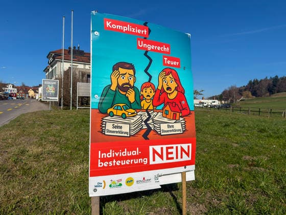 Wil (SG), Schweiz, Europa, Wahlplakat gegen die Individualbesteuerung zur Schweizer Volksabstimmung vom 8. März 2026, Kampagne Individualbesteuerung NEIN, politische Werbung, Abstimmungskampf, Steuerpolitik Schweiz, Steuerreform, Ehepaarbesteuerung, Familienbesteuerung, Kampagnenmotiv Familie mit Steuererklärung, Slogans kompliziert, ungerecht, teuer, Parteien Die Mitte, SVP, EVP, EDU, politische Kampagne, direkte Demokratie, Strassenrand, ländliche Landschaft, Politik Schweiz, Volksabstimmung Schweiz Rossrüti Kanton St. Gallen Schweiz *** Wil SG , Switzerland, Europe, election poster against individual taxation for the Swiss referendum on March 8, 2026, campaign individual taxation NO, political advertising, re Copyright: xJOERANxSTEINSIEKx