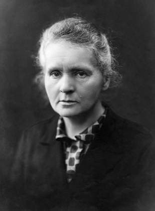 Marie Curie, Porträt, etwa 1920. Marie Curie war ein Chemikerin und Physikerin polnischer Abstammung. Sie prägte den Begriff radioaktiv für die Beschreibung von Strahlung. Sie erhielt 1903 zusammen mit ihrem Mann und Henri Becquerel anteilig den Nobelpreis für Physik. 1911 erhielt sie mit ihrem Mann den Nobelpreis für Chemie für die Entdeckung der chemischen Elemente Polonium und Radium. Marie Curie gehört zu den fünf Personen, denen mehrfach ein Nobelpreis verliehen wurde. Zudem erhielt sie Nobelpreise auf zwei verschiedenen Fachgebieten. Eine absolute Ausnahmewissenschaftlerin. Forschung, Wissenschaft, Zeitgeschichte, historisch Marie Curie, portrait, around 1920. Marie Curie was a chemist and physicist of Polish descent. She coined Copyright: imageBROKER HeinzxKrimmer ibljwp16915124.jpg