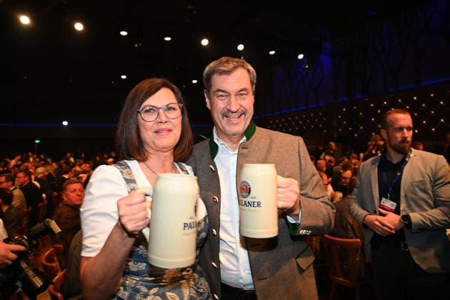 Ilse AIGNER (Landtagspraesidentin Bayern), Markus SOEDER (Ministerpraesident Bayern und CSU Vorsitzender).prosten sich zu mit Masskruegen. Salvator Starkbier Probe 2026 auf dem Nockherberg in Muenchen am 04.03.2026, *** Ilse AIGNER State Parliament President of Bavaria , Markus SOEDER State Premier of Bavaria and CSU Chairman toast each other with Masskruegen Salvator Starkbier Probe 2026 at the Nockherberg in Munich on 04 03 2026,