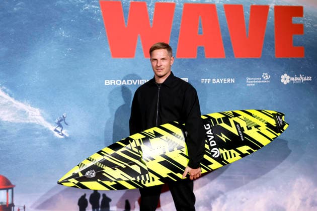 Extremsportler Sebastian Steudtner mit Surfbrett bei der Premiere des Films On the Wave im Cinedom Köln. Köln, 02.03.2026 NRW Deutschland Copyright: xChristophxHardtx