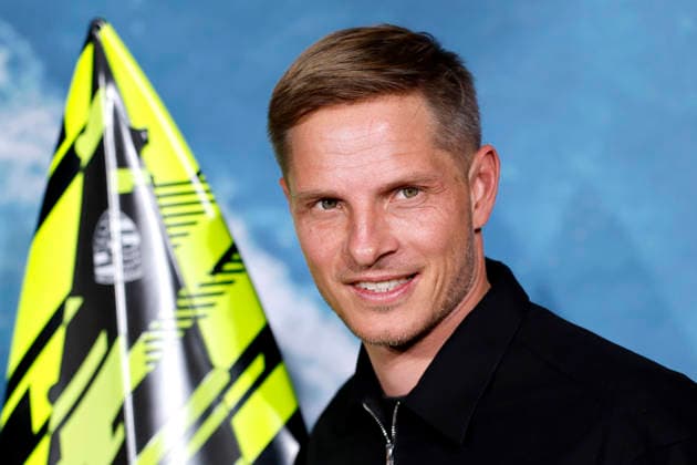 Extremsportler Sebastian Steudtner mit Surfbrett bei der Premiere des Films On the Wave im Cinedom Köln. Köln, 02.03.2026 NRW Deutschland Copyright: xChristophxHardtx