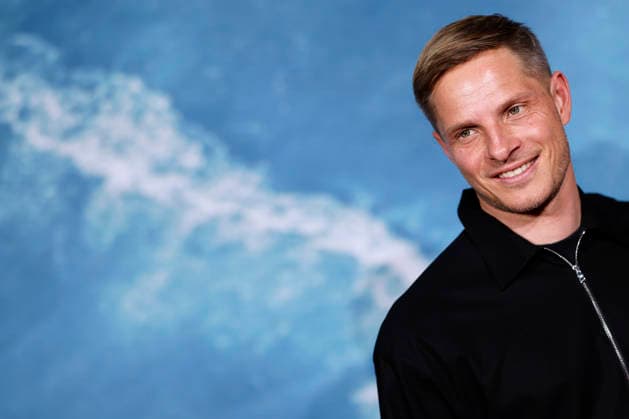 Extremsportler Sebastian Steudtner mit Surfbrett bei der Premiere des Films On the Wave im Cinedom Köln. Köln, 02.03.2026 NRW Deutschland Copyright: xChristophxHardtx
