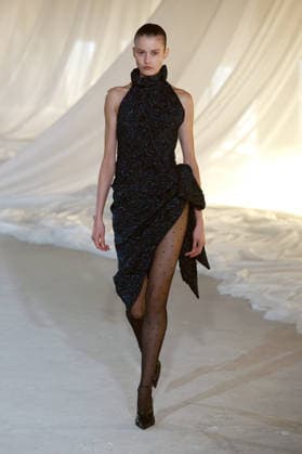 (260304) -- PARIS, March 4, 2026 -- A model presents a creation from the ready-to-wear Fall Winter 2026-2027 collections by Balmain during the Paris Fashion Week, in Paris, France, on March 4, 2026. (MeetEurope Handout via Xinhua) FRANCE-PARIS-FASHION WEEK-BALMAIN WuxHuiwo 
