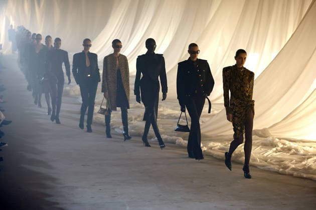 (260304) -- PARIS, March 4, 2026 -- Models present creations from the ready-to-wear Fall Winter 2026-2027 collections by Balmain during the Paris Fashion Week, in Paris, France, on March 4, 2026. (MeetEurope Handout via Xinhua) FRANCE-PARIS-FASHION WEEK-BALMAIN WuxHuiwo 